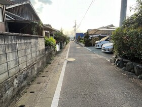売土地の前面道路含む現地写真