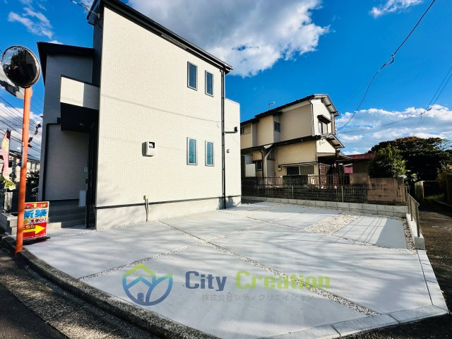 秦野市今泉　秦野駅徒歩8分の敷地広々戸建住宅の駐車場