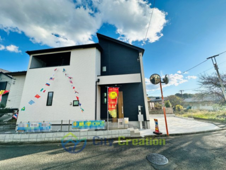 秦野市今泉　秦野駅徒歩8分の敷地広々戸建住宅の前面道路含む現地写真