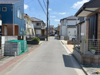 【前面道路含む現地写真】 | 舗装された前面道路です。