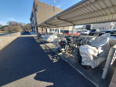 【その他共用部分】 | ラ　ルーチェ | 車をお持ちの方に嬉しい駐車場付きの物件です