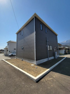 【外観】 | 建物北西側より撮影　法定外道路（通路）に囲まれています。