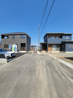【前面道路含む現地写真】 | 建物完成済みです。