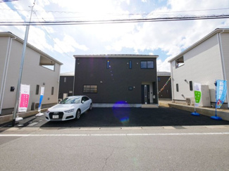【駐車場】 | 車は4台並列駐車可能　来客時も対応できますね！