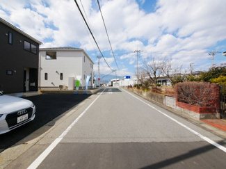 【前面道路含む現地写真】 | 前面道路は、北側5.9ｍ　車庫入れが苦手な方でも安心できる道路幅