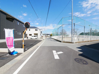 【前面道路含む現地写真】 | 前面道路は5.9ｍ　車庫入れも楽々です。