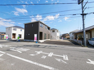 【前面道路含む現地写真】 | 前面道路は西側8.0ｍ　幅のある道路なので車庫入れ時が安心