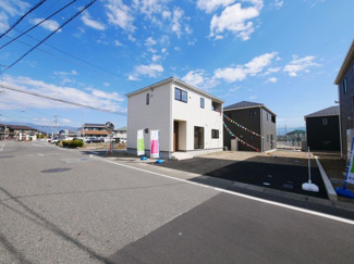 【前面道路含む現地写真】 | 昭和町河西 新築全6棟 2号棟 角地 車3台並列 オール電化