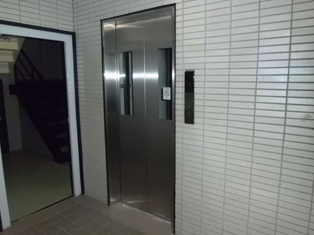 灘南ビルのエントランス