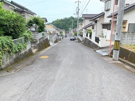 売土地の前面道路含む現地写真