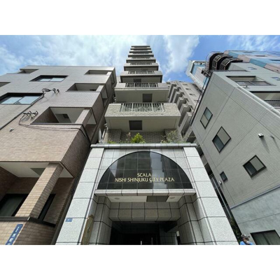 【外観】 | スカーラ西新宿シティプラザ | 鉄筋コンクリート造のがっちりとした建物。