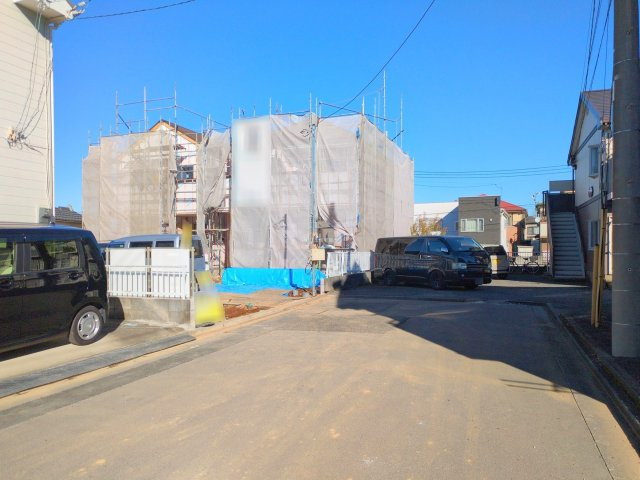 富士見市上沢３丁目の新築一戸建の前面道路含む現地写真|前面道路は6m以上！
通り抜けできないため、小さなお子さまにも安心です。
周辺は閑静な住宅街。落ち着いた住環境です。