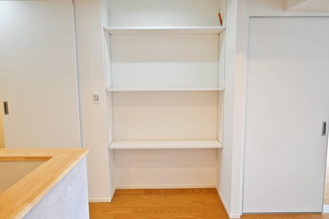 武庫川サニーハイツのキッチン|キッチンパントリーの写真です。お気に入りの食器を置いたり、非常食をストックしたり、様々な活用ができます。