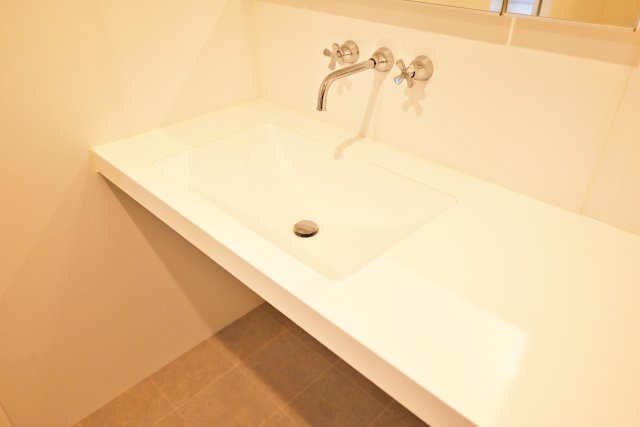 武庫川サニーハイツの独立洗面台|十分な広さと大きさを確保した新調済みの洗面台◎複数人での使用も可能です。