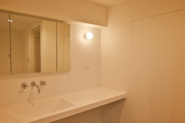 武庫川サニーハイツの独立洗面台|鏡裏に収納があり、日用品やスキンケア用品などもたくさんしまえてすっきりとした空間を保つことができます。