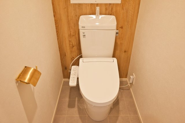 武庫川サニーハイツのトイレ|温水洗浄便座付きで快適にご利用いただけます。