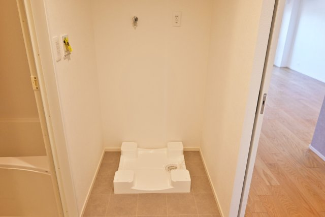 武庫川サニーハイツの洗面所|洗濯機置き場の内観写真です。ゆとりあるスペースを確保しています。