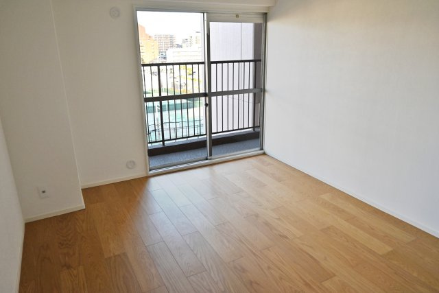 武庫川サニーハイツの洋室|-洋室（4.7帖）-　全居室洋室で家具や敷物のカスタマイズを楽しめます。