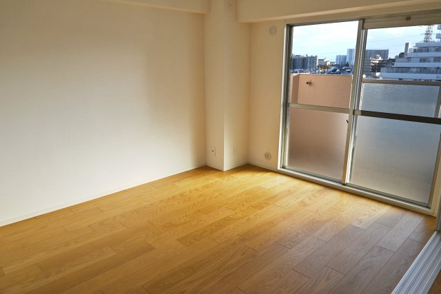 武庫川サニーハイツの洋室|-洋室（5.4帖）-　リビング横の洋室です。書斎や趣味のスペースに、来客時には客間としてなど、使い勝手の良い間取りが日々の生活をより豊かにしてくれます。