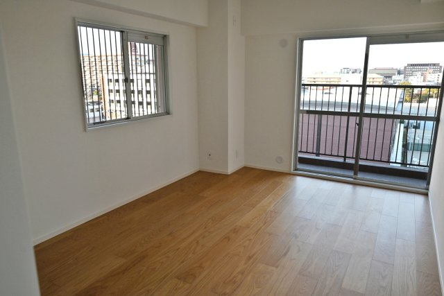 武庫川サニーハイツの洋室|-洋室（7.5帖）-　二面採光で明るく通風良好な洋室です◎お気に入りのインテリアを設置したり、作業スペースにしたりと色々な活用が出来ます。