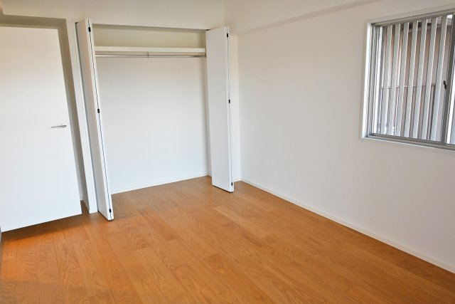 武庫川サニーハイツの洋室|-洋室（7.5帖）-　全居室収納有。収納スペースは枕棚とハンガーレールを導入。