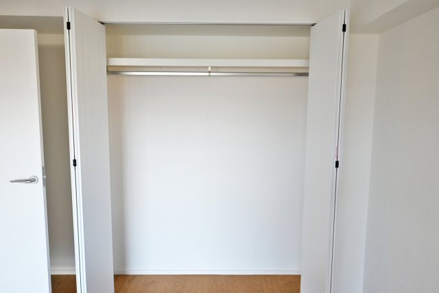 武庫川サニーハイツの洋室|-洋室（7.5帖）-　全居室収納有。収納スペースは枕棚とハンガーレールを導入。