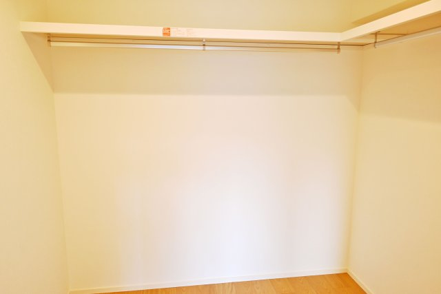 武庫川サニーハイツの洋室|-WIC（2.8帖）-　広々とした空間を確保したWIC◎衣類はもちろん季節家電やゴルフバックなど大きな荷物の収納も可能です。