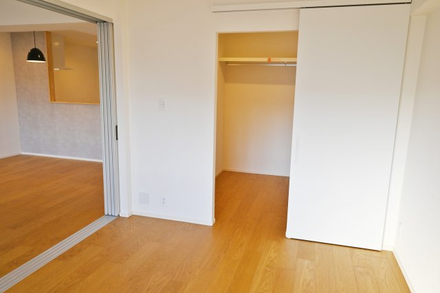 武庫川サニーハイツの洋室|-WIC（2.8帖）-　広々とした空間を確保したWIC◎衣類はもちろん季節家電やゴルフバックなど大きな荷物の収納も可能です。