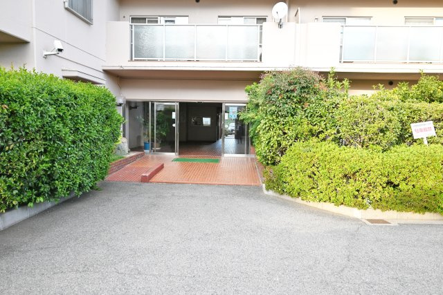 武庫川サニーハイツ|現地外観エントランスの写真です。