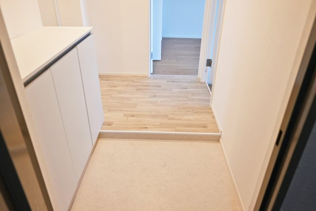 武庫川サニーハイツの玄関|玄関収納の上にお気に入りのインテリアを置くとさらに華やかな空間になります。