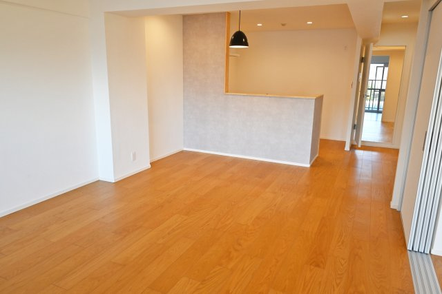 武庫川サニーハイツの居間・リビング|17.9帖のLDKは木の温かみを感じられるくつろぎ空間に仕上がりました。家族でゆったりとくつろぐことができます。