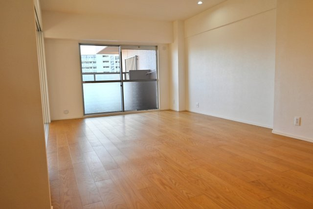 武庫川サニーハイツの居間・リビング|南向きで温かな陽光が降り注ぐLDKは大画面TVも余裕◎インテリアプランが考えやすい広々とした空間です。