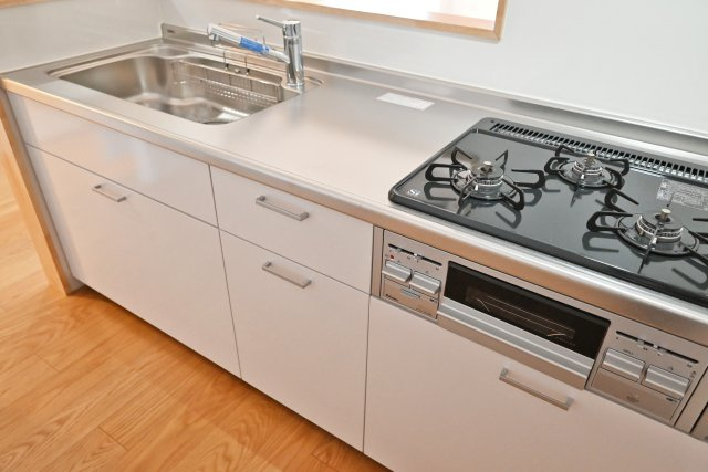 武庫川サニーハイツのキッチン|新調されたシステムキッチン◎三口コンロでお料理の幅が広がります。
