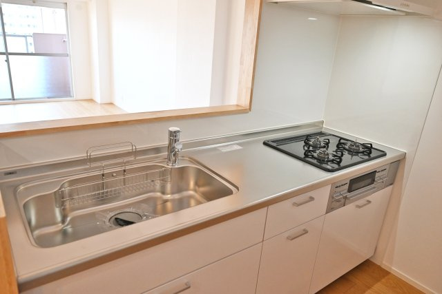 武庫川サニーハイツのキッチン|対面タイプならキッチン内にいながら、ご家族やお客様との会話が楽しめます。