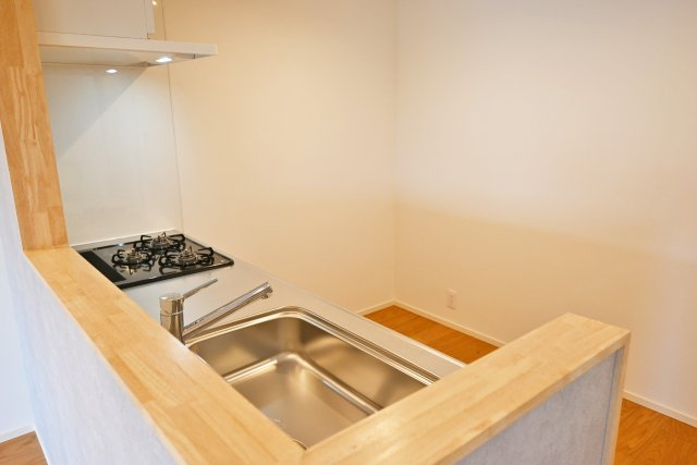 武庫川サニーハイツのキッチン|キッチンカウンターがあるので配膳や後片付けがラクに済みます。