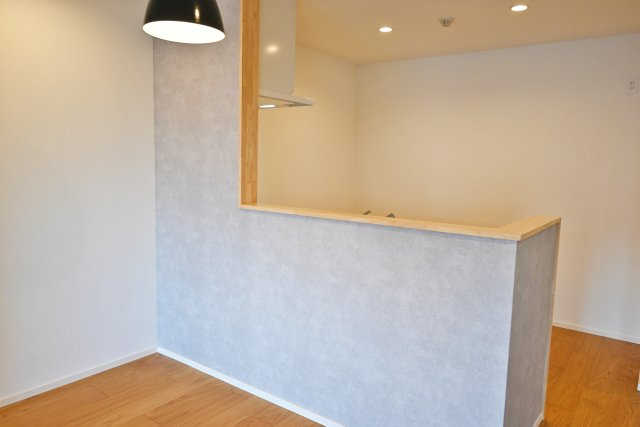 武庫川サニーハイツのキッチン|キッチン上部にはダウンライトを配置。リビングとダイニングのゾーニング分けがしやすく、それぞれの空間作りを楽しめます