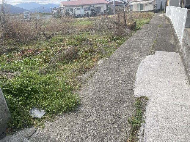 売土地の前面道路含む現地写真