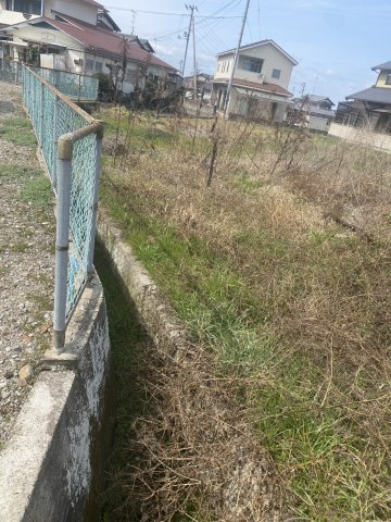 売土地の前面道路含む現地写真