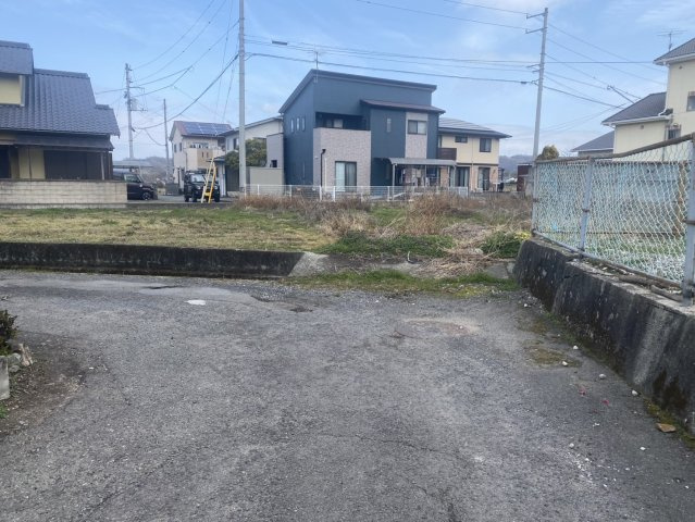 売土地の前面道路含む現地写真