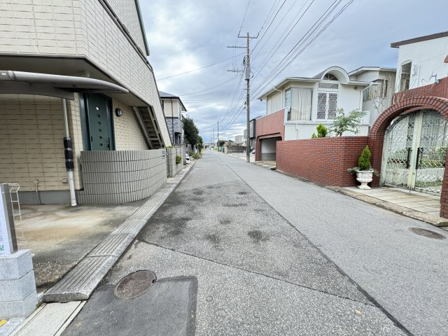 松戸市二十世紀が丘戸山町新築戸建【大橋小学校：4分】の前面道路含む現地写真|北側前面道路・幅員約6ｍ