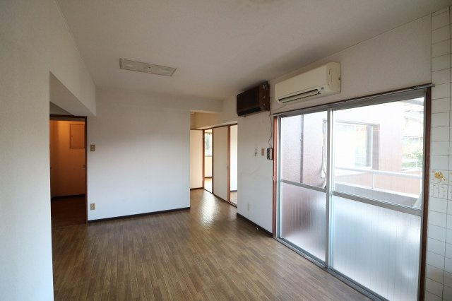 丸美タウンマンション笠寺の居間・リビング|二面採光のリビングダイニング