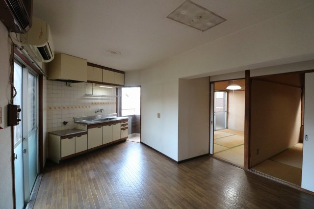 丸美タウンマンション笠寺の居間・リビング|二面採光のリビングダイニング