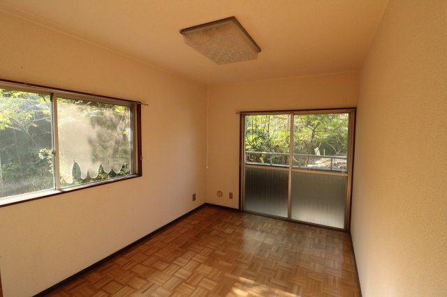 丸美タウンマンション笠寺の洋室|二面採光の収納付き洋室２