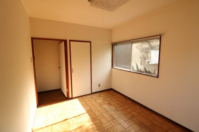 丸美タウンマンション笠寺の収納|収納付きの洋室２