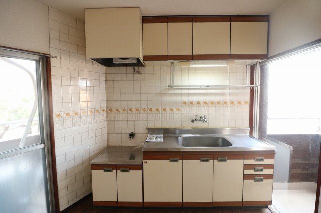 丸美タウンマンション笠寺のキッチン|収納力豊富な壁付のキッチン