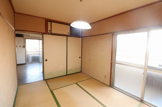 丸美タウンマンション笠寺の和室|大容量の押し入れ付き和室１