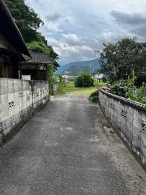 売土地の前面道路含む現地写真