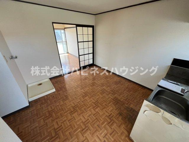 東宮前ハイツの居間・リビング