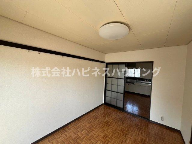 東宮前ハイツの洋室