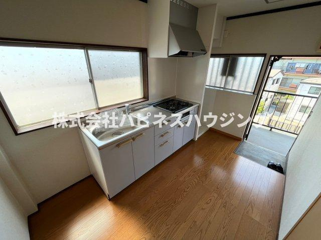 コーポ嶋脇のキッチン|システムキッチンガス3口グリル付き